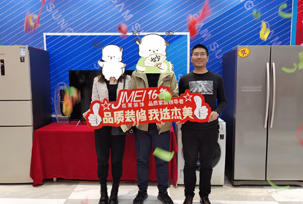 業(yè)主的時(shí)間不是很多，主要是交給了設(shè)計(jì)師，到現(xiàn)在為止看到的效果還是非常不錯(cuò)的，其他的都沒有問題！業(yè)主說當(dāng)時(shí)是在網(wǎng)上看到的我們杰美裝飾的，總共查看了幾家裝修，在他們小區(qū)，杰美裝飾也做了好幾套，業(yè)主就打了電話，最后就選擇了杰美裝飾。而且杰美裝飾對(duì)于風(fēng)格類...